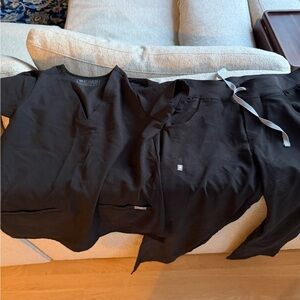 Figs Women's Black Scrub Set